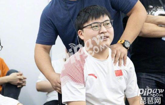 lol亚运会中国夺冠赛后采访 UZI：赛前压力大赛后很自豪！