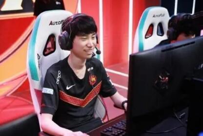 fpx头盔事件 fpx头盔什么梗